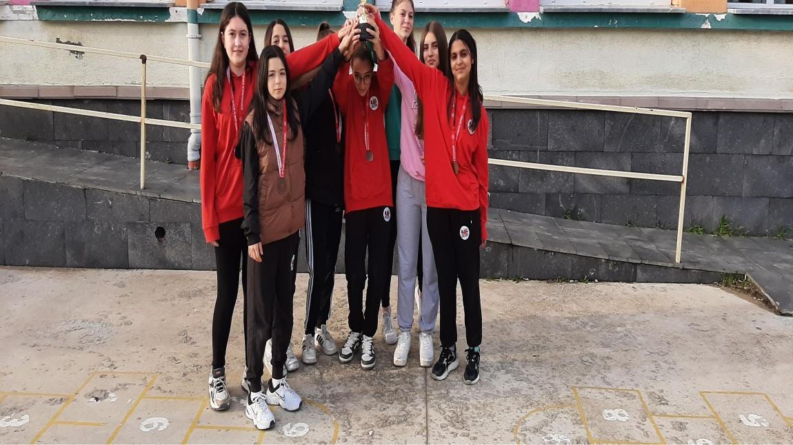 Kız Futsal Takımımız İl Birinciliği Müsabakalarında Okulumuzu Başarıyla Temsil Etti